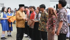 Gubernur DKI Pramono Anung menyerahkan pemutihan ijazah bagi 1.238 siswa Jakarta Utara. Dok: Kominfo DKI JKT