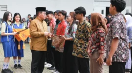 Gubernur DKI Pramono Anung menyerahkan pemutihan ijazah bagi 1.238 siswa Jakarta Utara. Dok: Kominfo DKI JKT
