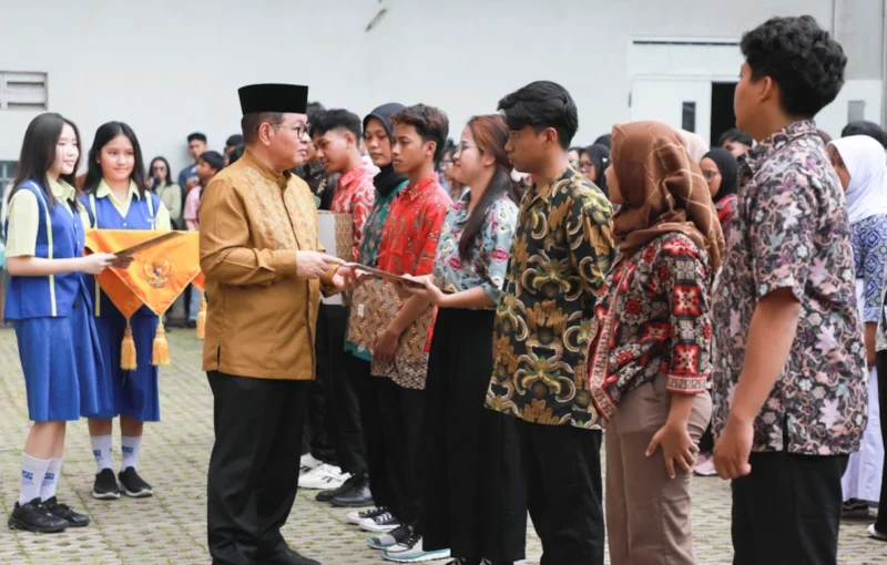 Gubernur DKI Pramono Anung menyerahkan pemutihan ijazah bagi 1.238 siswa Jakarta Utara. Dok: Kominfo DKI JKT