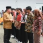 Gubernur DKI Pramono Anung menyerahkan pemutihan ijazah bagi 1.238 siswa Jakarta Utara. Dok: Kominfo DKI JKT
