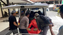 Petugas mengevakuasi jenazah guru Melani Wamea yang tewas diserang KKB di Yahukimo, Papua Pegunungan, Sabtu (11/10/2025). Dok: Polri