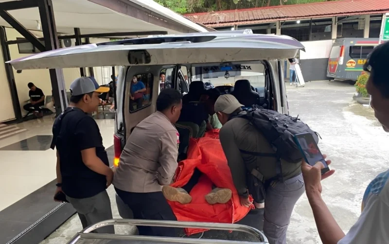 Petugas mengevakuasi jenazah guru Melani Wamea yang tewas diserang KKB di Yahukimo, Papua Pegunungan, Sabtu (11/10/2025). Dok: Polri