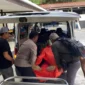 Petugas mengevakuasi jenazah guru Melani Wamea yang tewas diserang KKB di Yahukimo, Papua Pegunungan, Sabtu (11/10/2025). Dok: Polri