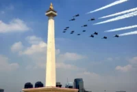 Pesawat tempur F-16 Fighting Falcon melakukan manuver di langit Monas saat HUT TNI ke-80. Dok: Puspen TNI
