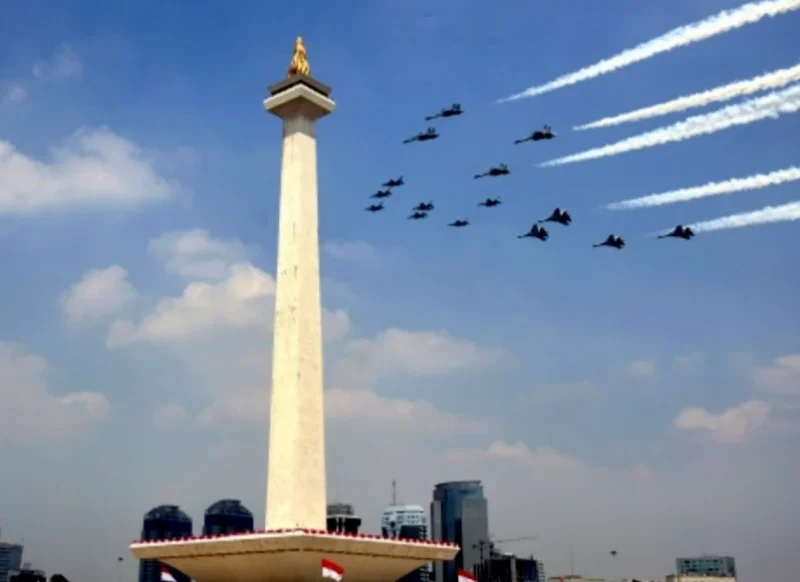Pesawat tempur F-16 Fighting Falcon melakukan manuver di langit Monas saat HUT TNI ke-80. Dok: Puspen TNI