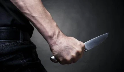 Ilustrasi polisi mengamankan barang bukti pisau kasus penusukan