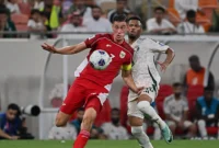 Jay Idzes duel dengan pemain Arab Saudi di laga perdana Timnas Indonesia. Dok: AP Foto