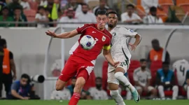 Jay Idzes duel dengan pemain Arab Saudi di laga perdana Timnas Indonesia. Dok: AP Foto