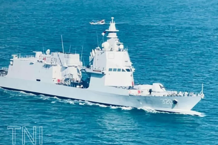 KRI Brawijaya-320 memimpin parade kapal perang TNI AL di Teluk Jakarta. Dok: Instagram @tni_angkatan_laut
