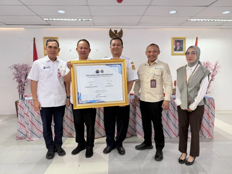 Kepala Kanwil KemenHAM DKI Jakarta, Mikael Azedo Harwito, bersama Camat Tebet dan Lurah Manggarai menandatangani Deklarasi Kampung Redam sebagai simbol perdamaian dan rekonsiliasi sosial di Jakarta Selatan.
