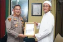 Kapolres Metro Jakarta Utara Kombes Pol Erick Frendriz menyerahkan piagam penghargaan kepada Habib Fatih Al-Habsyi di Kelapa Gading Timur, sebagai apresiasi atas dukungan menjaga keamanan dan ketertiban masyarakat. Dok: Polri