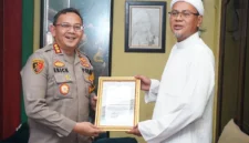 Kapolres Metro Jakarta Utara Kombes Pol Erick Frendriz menyerahkan piagam penghargaan kepada Habib Fatih Al-Habsyi di Kelapa Gading Timur, sebagai apresiasi atas dukungan menjaga keamanan dan ketertiban masyarakat. Dok: Polri