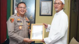 Kapolres Metro Jakarta Utara Kombes Pol Erick Frendriz menyerahkan piagam penghargaan kepada Habib Fatih Al-Habsyi di Kelapa Gading Timur, sebagai apresiasi atas dukungan menjaga keamanan dan ketertiban masyarakat. Dok: Polri