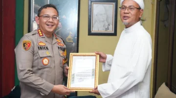 Kapolres Metro Jakarta Utara Kombes Pol Erick Frendriz menyerahkan piagam penghargaan kepada Habib Fatih Al-Habsyi di Kelapa Gading Timur, sebagai apresiasi atas dukungan menjaga keamanan dan ketertiban masyarakat. Dok: Polri