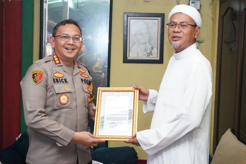 Kapolres Metro Jakarta Utara Kombes Pol Erick Frendriz menyerahkan piagam penghargaan kepada Habib Fatih Al-Habsyi di Kelapa Gading Timur, sebagai apresiasi atas dukungan menjaga keamanan dan ketertiban masyarakat. Dok: Polri