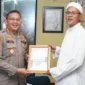 Kapolres Metro Jakarta Utara Kombes Pol Erick Frendriz menyerahkan piagam penghargaan kepada Habib Fatih Al-Habsyi di Kelapa Gading Timur, sebagai apresiasi atas dukungan menjaga keamanan dan ketertiban masyarakat. Dok: Polri