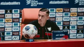 Jay Idzes memberikan arahan kepada Timnas Indonesia di Stadion King Abdullah, Jeddah, usai laga melawan Arab Saudi di Kualifikasi Piala Dunia 2026 Grup B. Dok: PSSI