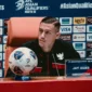 Jay Idzes memberikan arahan kepada Timnas Indonesia di Stadion King Abdullah, Jeddah, usai laga melawan Arab Saudi di Kualifikasi Piala Dunia 2026 Grup B. Dok: PSSI