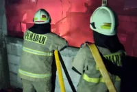 Petugas Damkar berupaya memadamkan api di kawasan padat penduduk RW 010, Kelurahan Penjaringan, Jakarta Utara, Selasa dini hari (14/10/2025). Foto: MR