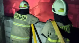 Ilustrasi, petugas pemadam kebakaran berjibaku memadamkan api yang melalap permukiman padat di Jalan Krendang Barat, Tambora, Jakarta Barat, hingga puluhan rumah hangus terbakar.
(Posnews)