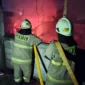 Ilustrasi, petugas pemadam kebakaran berjibaku memadamkan api yang melalap permukiman padat di Jalan Krendang Barat, Tambora, Jakarta Barat, hingga puluhan rumah hangus terbakar.
(Posnews)