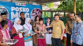 Petugas Kanwil Kemenkumham DKI monitoring Program Makan Bergizi Gratis di SDN Gedong 05 Jakarta Timur. Dok: Kominfo DKI JKT