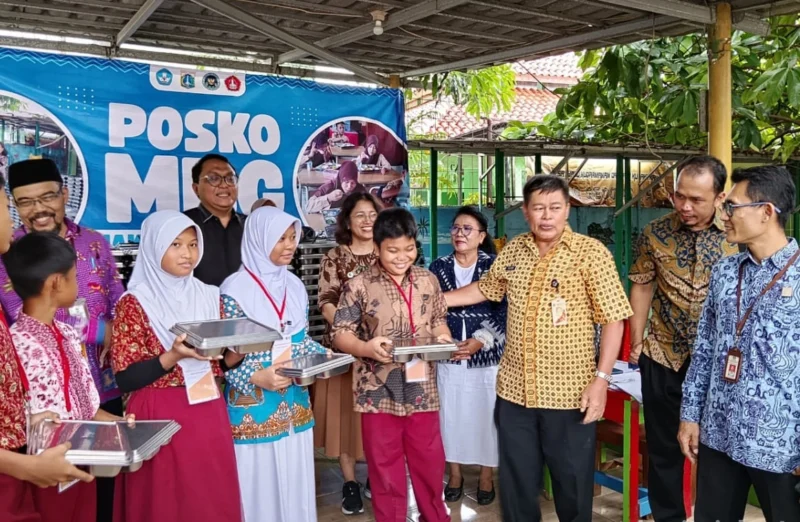 Petugas Kanwil Kemenkumham DKI monitoring Program Makan Bergizi Gratis di SDN Gedong 05 Jakarta Timur. Dok: Kominfo DKI JKT