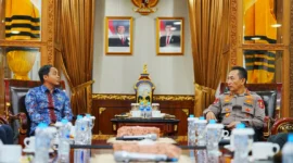 Kapolri Jenderal Listyo Sigit Prabowo bersama Menteri Kehutanan Raja Juli Antoni usai rapat koordinasi penanganan karhutla di Mabes Polri. Dok: Polri
