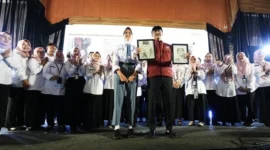 Menteri Sosial Gus Ipul menghadiri Dialog Kesejahteraan Sosial dan Sekolah Rakyat di Sumedang, didampingi siswa dan orang tua, Senin (13/10/2025). Dok: Kemensos
