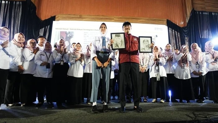 Menteri Sosial Gus Ipul menghadiri Dialog Kesejahteraan Sosial dan Sekolah Rakyat di Sumedang, didampingi siswa dan orang tua, Senin (13/10/2025). Dok: Kemensos

