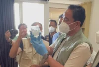 Kepala BNN Komjen Suyudi Ario Seto menunjukkan barang bukti sabu cair dan padat hasil penggerebekan pabrik sabu di apartemen Cisauk, Tangerang. Dok: BNN