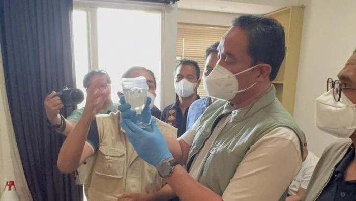 Kepala BNN Komjen Suyudi Ario Seto menunjukkan barang bukti sabu cair dan padat hasil penggerebekan pabrik sabu di apartemen Cisauk, Tangerang. Dok: BNN