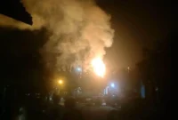 Kobaran api di Kilang Pertamina Dumai saat tim pemadam berupaya memadamkan api, Rabu malam (1/10/2025). Dok: Istimewa