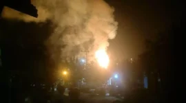 Kobaran api di Kilang Pertamina Dumai saat tim pemadam berupaya memadamkan api, Rabu malam (1/10/2025). Dok: Istimewa