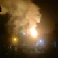 Kobaran api di Kilang Pertamina Dumai saat tim pemadam berupaya memadamkan api, Rabu malam (1/10/2025). Dok: Istimewa