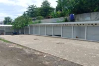 Pedagang duduk lesu di depan lapak kosong Sentra Fauna dan Kuliner Lenteng Agung setelah peresmian mendadak dibatalkan. (Posnews/Ist)