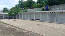 Pedagang duduk lesu di depan lapak kosong Sentra Fauna dan Kuliner Lenteng Agung setelah peresmian mendadak dibatalkan. (Posnews/Ist)