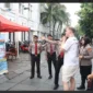 Petugas memberikan informasi kepada wisatawan luar terkait program “Lapor Aman Kota Tua”. Dok: PMJ
