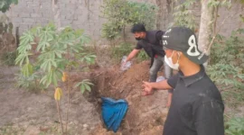 Polisi evakuasi mayat pria yang dikubur berterpal di kebun warga Siak. (Ist)
