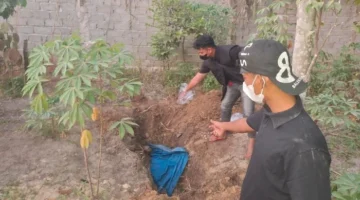 Polisi evakuasi mayat pria yang dikubur berterpal di kebun warga Siak. (Ist)