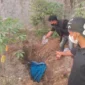Polisi evakuasi mayat pria yang dikubur berterpal di kebun warga Siak. (Ist)
