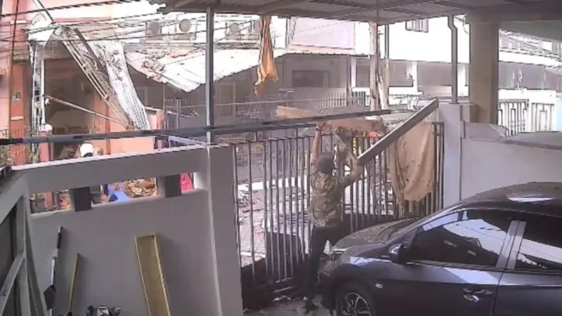 Ledakan rumah mewah di Cengkareng, Jakarta Barat, menyebabkan dua korban luka bakar parah. Dok: Istimewa