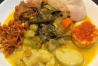 Semangkuk lontong sayur Betawi dengan kuah santan gurih dan pelengkap tahu, tempe, serta telur semur.. Dok: Istimewa