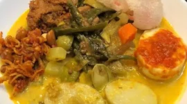 Semangkuk lontong sayur Betawi dengan kuah santan gurih dan pelengkap tahu, tempe, serta telur semur.. Dok: Istimewa