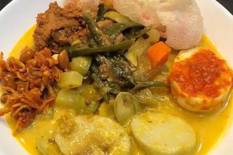Semangkuk lontong sayur Betawi dengan kuah santan gurih dan pelengkap tahu, tempe, serta telur semur.. Dok: Istimewa