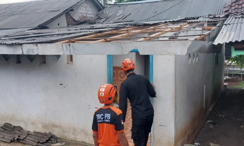 Hujan deras disertai angin kencang merusak rumah dan fasilitas umum di Gowa, Lumajang, dan Pati, berdasarkan laporan BNPB. Dok: BPBD Lumajang