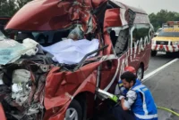 Mobil travel menabrak truk di Tol Purbaleunyi KM 77, satu orang tewas dan sembilan luka-luka. Dok: Istimewa