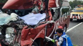 Mobil travel menabrak truk di Tol Purbaleunyi KM 77, satu orang tewas dan sembilan luka-luka. Dok: Istimewa
