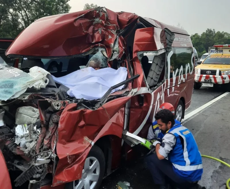 Mobil travel menabrak truk di Tol Purbaleunyi KM 77, satu orang tewas dan sembilan luka-luka. Dok: Istimewa
