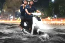 Ilustrasi, Pengendara motor listrik terobos banjir. (Ist)